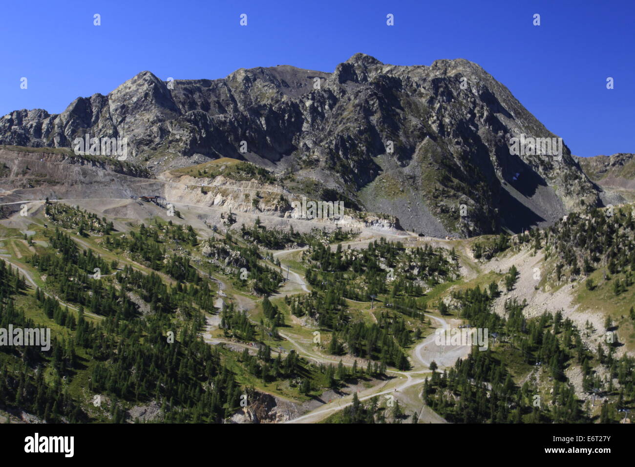 Il Col de la Lombarde, segno dell Italia in montagna, al confine tra la provincia di Cuneo, Piemonte, in Italia e da e per la stazione di Isola 2000 Foto Stock