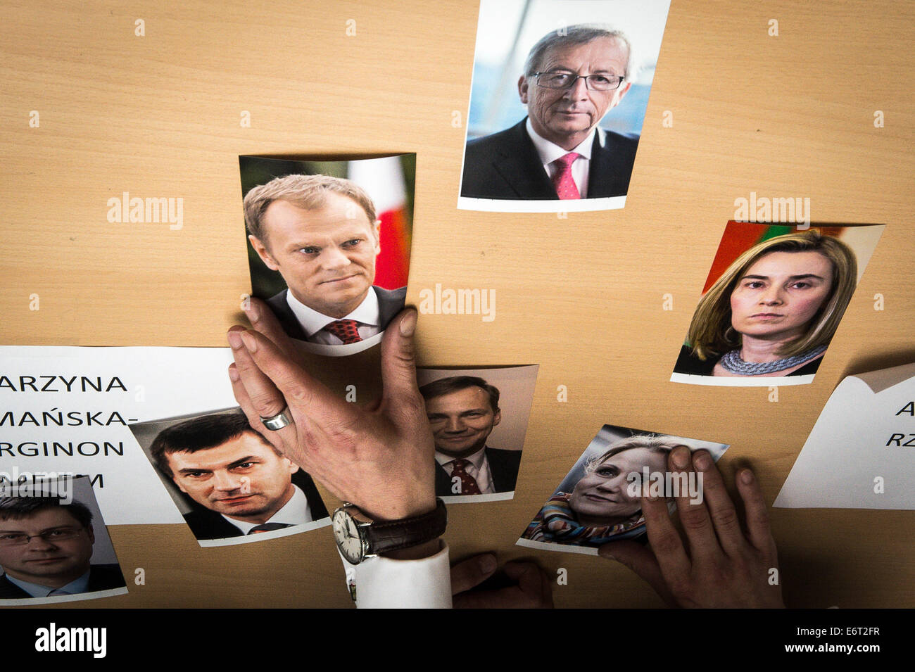 Bruxelles, BXL, Belgio. Il 30 agosto, 2014. I giornalisti messo in ordine le foto dei candidati per EU top i processi prima di una riunione speciale del Consiglio europeo di Bruxelles in Belgio su 30.08.2014 i leader dell'UE dovrebbero concordare gli appuntamenti chiave per il blocco di questa sera da Wiktor Dabkowski Credito: Wiktor Dabkowski/ZUMA filo/Alamy Live News Foto Stock