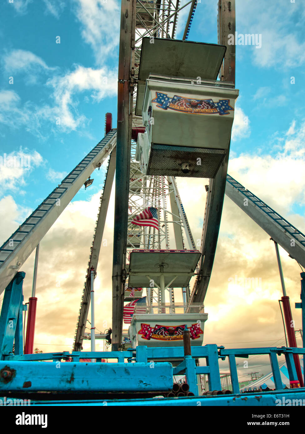 Ruota panoramica Ferris con bandierine americane Foto Stock