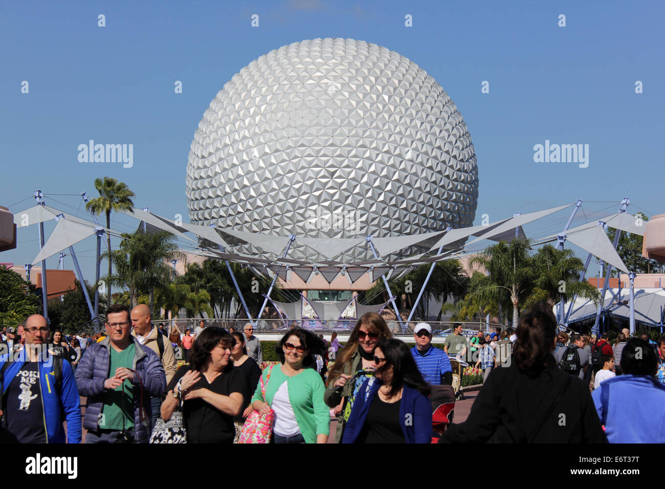 Le persone che visitano Epcot Center presso il Walt Disney World parchi di attrazione in Lake Buena Vista, Florida. Foto Stock