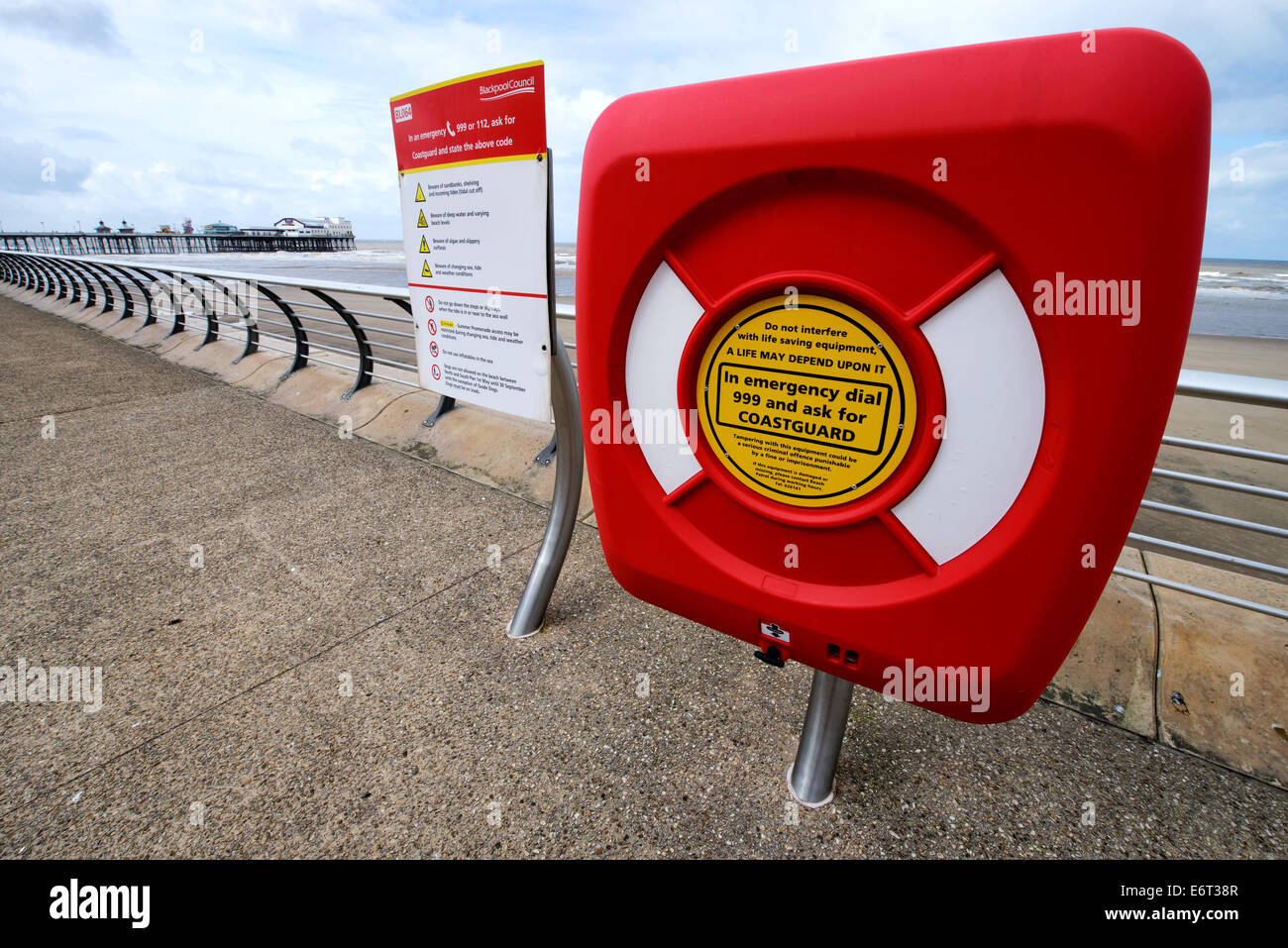 La vita della cinghia sulla Promenade di Blackpool, Lancashire con molo nord in background Foto Stock