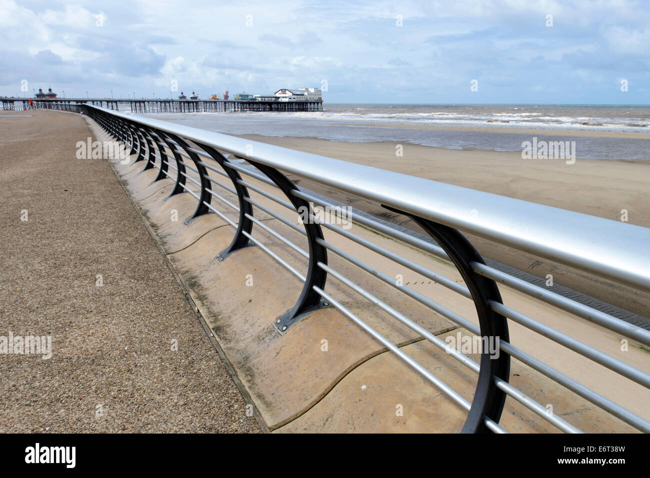 Ringhiere sul lungomare di Blackpool con molo nord in background Foto Stock