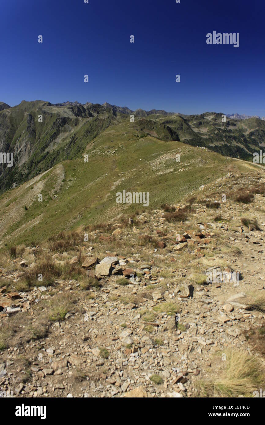 Il Col de la Lombarde, segno dell Italia in montagna, al confine tra la provincia di Cuneo, Piemonte, in Italia e da e per la stazione di Isola 2000 Foto Stock