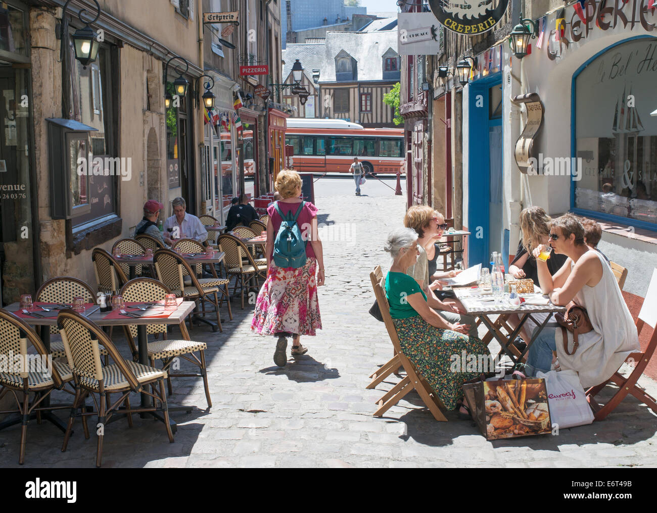 La gente seduta al ristorante le tabelle città vecchia Le Mans, in Francia, in Europa Foto Stock