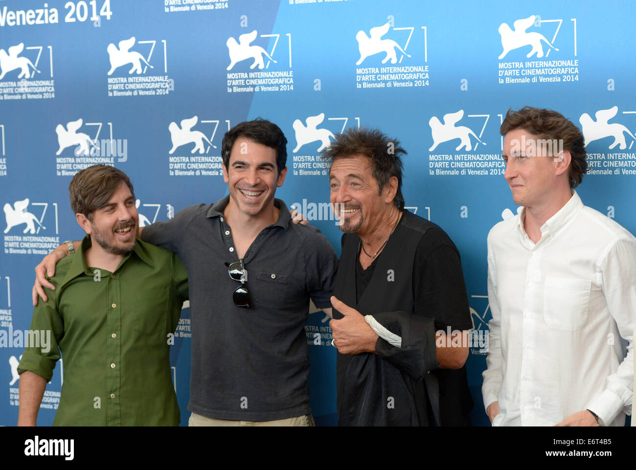 Venezia, Italia. Il 30 agosto, 2014. Il regista David Gordon Green (1R), attore Al Pacino (2R), Chris Messina (2 L) pongono durante la foto chiamata per 'Manglehorn' durante la settantunesima Festival del Cinema di Venezia al Lido di Venezia, Italia, il 30 agosto 2014. Credito: Liu Lihang/Xinhua/Alamy Live News Foto Stock