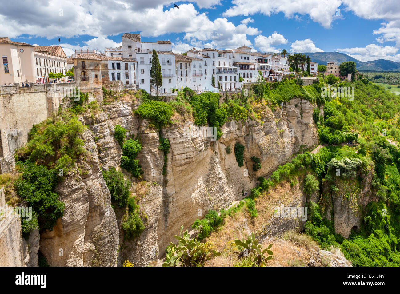 Case sul bordo di El Tajo gorge, Ronda, provincia di Malaga, Andalusia, Spagna, Europa. Foto Stock