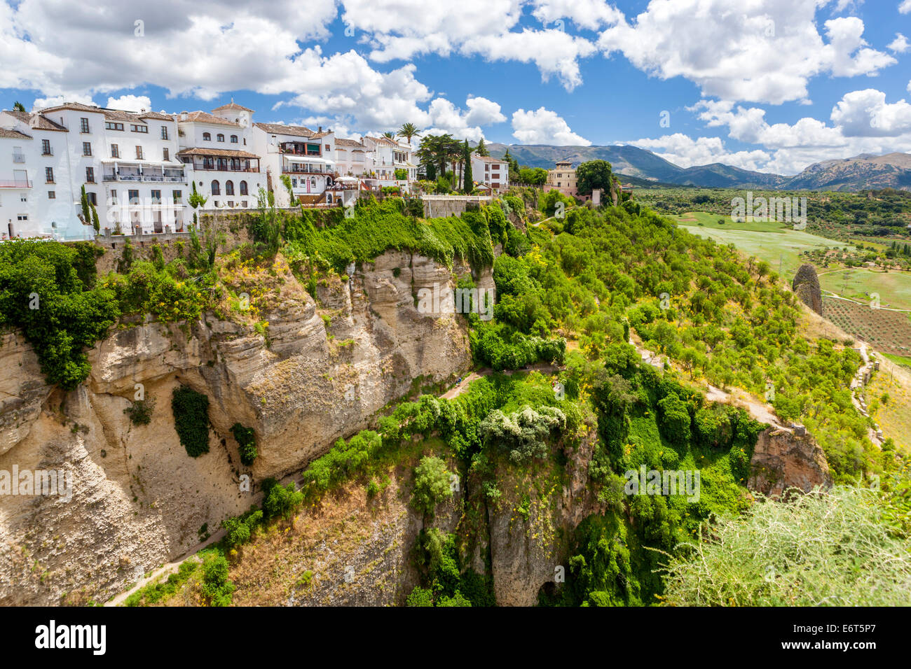 Case sul bordo di El Tajo gorge, Ronda, provincia di Malaga, Andalusia, Spagna, Europa. Foto Stock