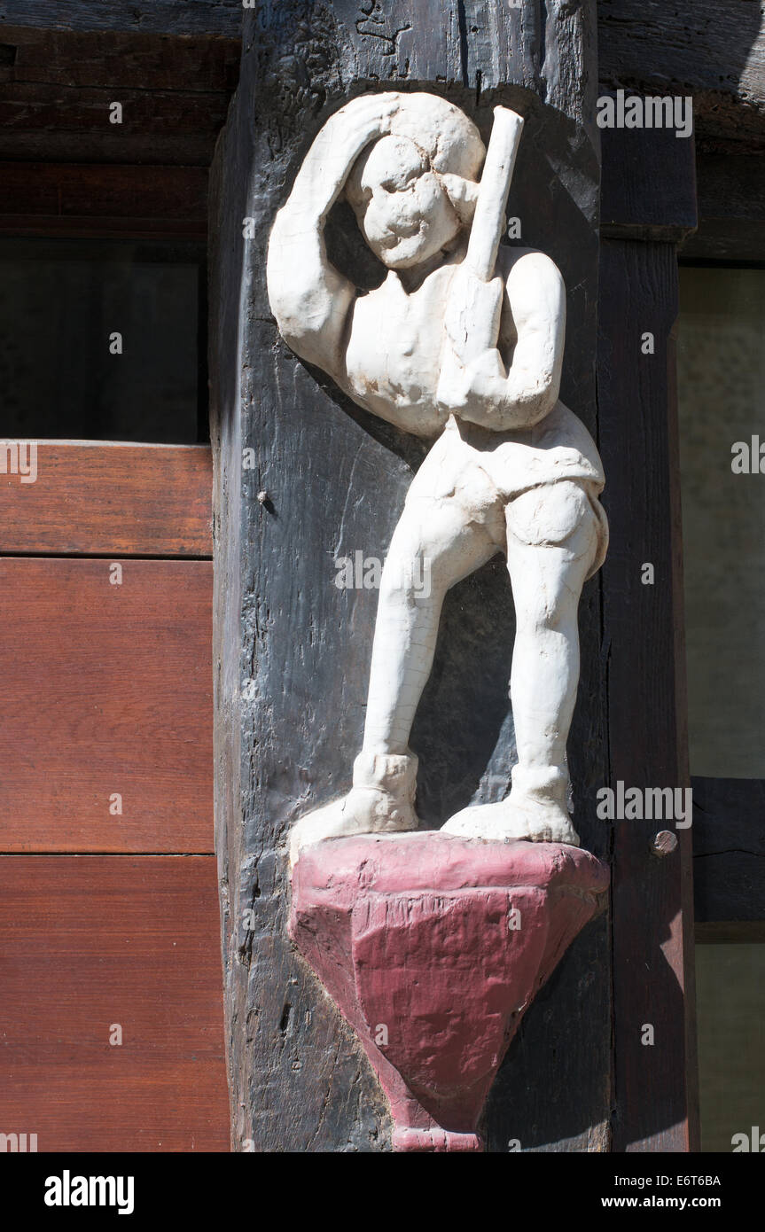 In legno intagliato figura al di fuori di una casa di Le Mans, in Francia, in Europa Foto Stock