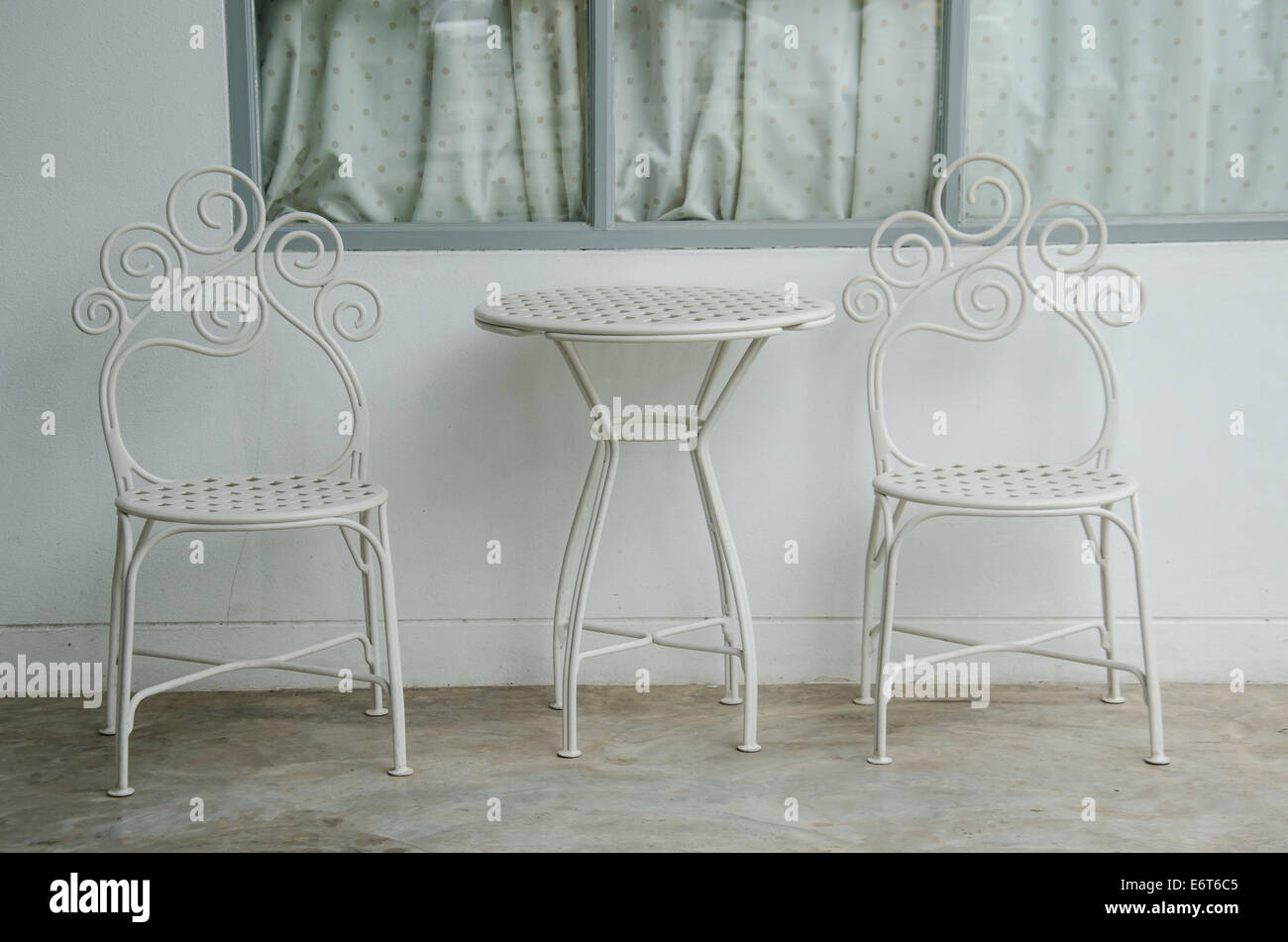 Sedia bianca e la tabella per la decorazione della casa Foto Stock