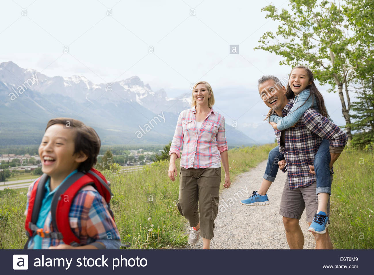 I genitori e la figlia camminando sul percorso di sporcizia Foto Stock
