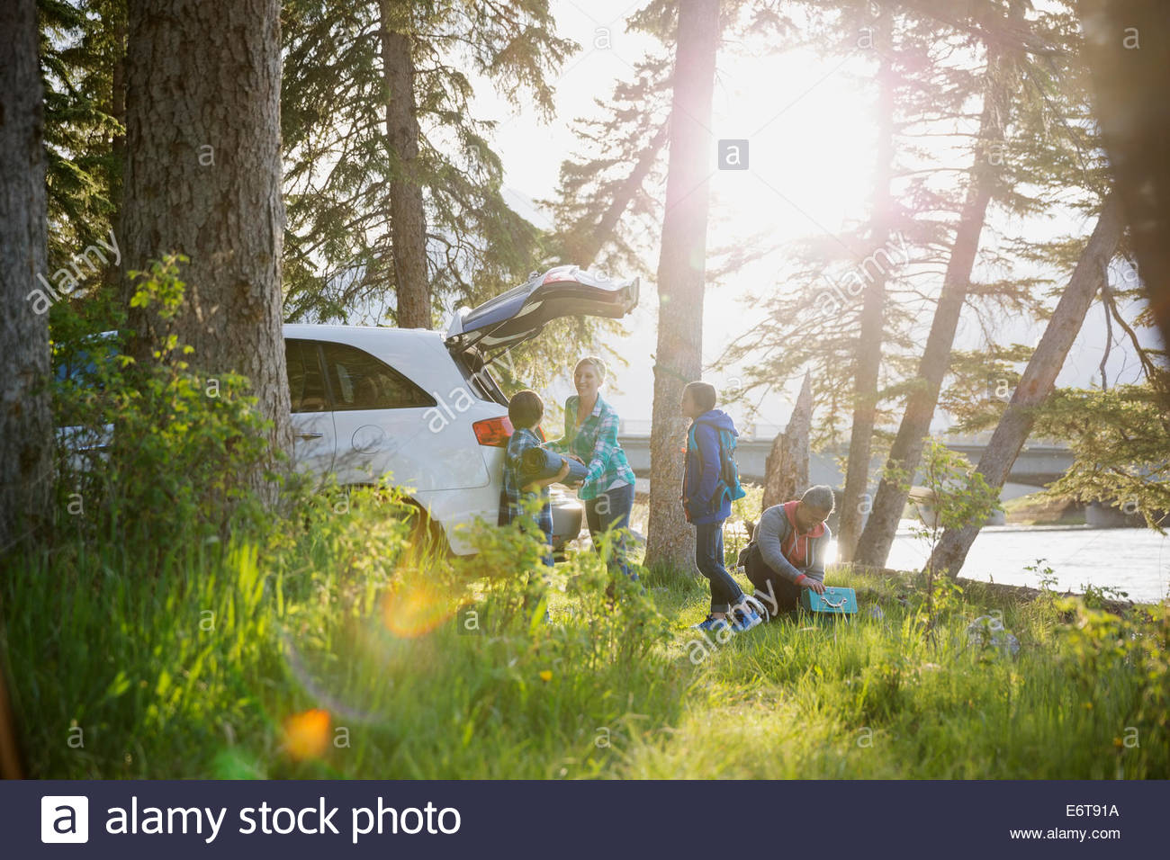 Disimballaggio della famiglia auto in campeggio Foto Stock