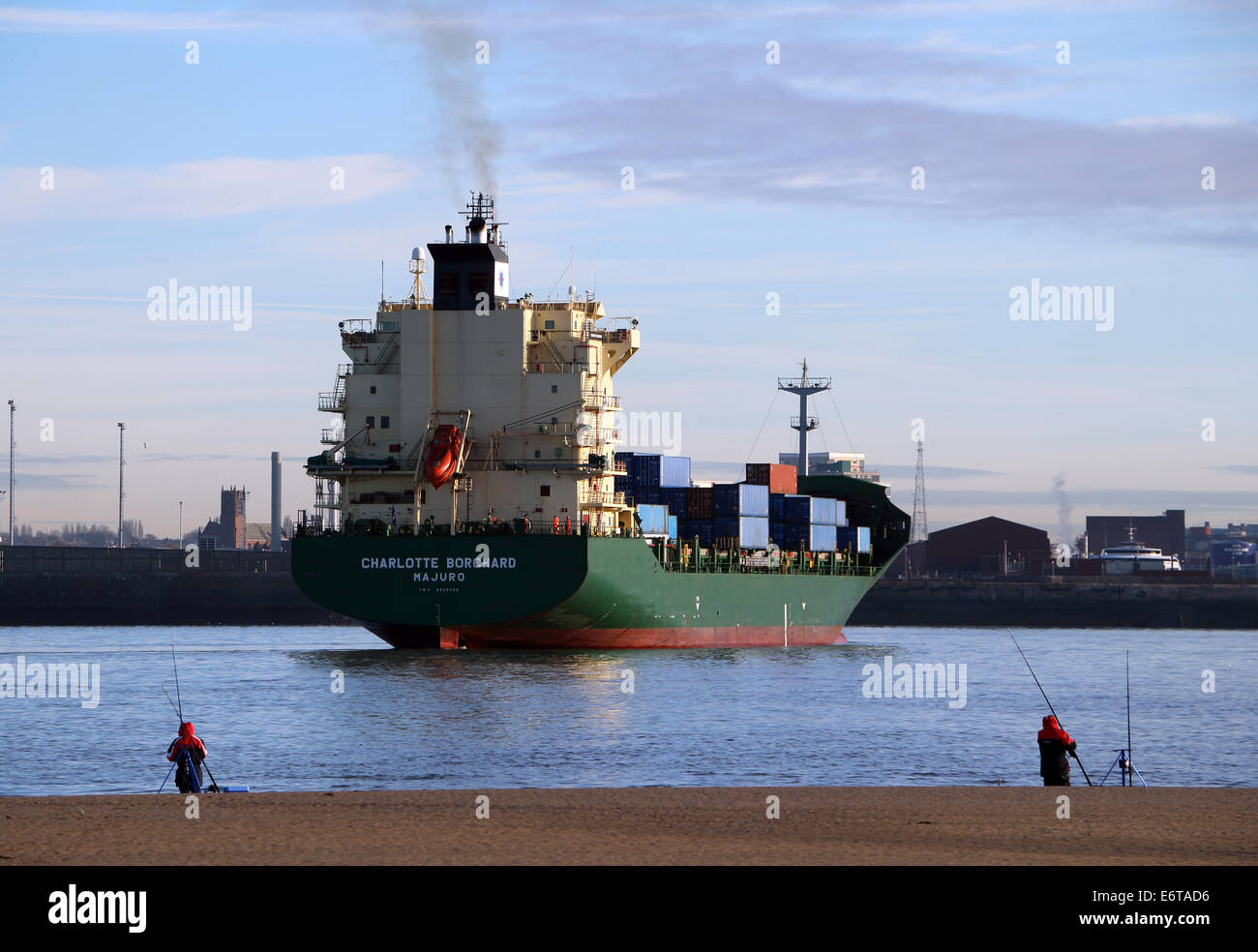 Contenitore nave fiume Mersey Docks di Liverpool Foto Stock