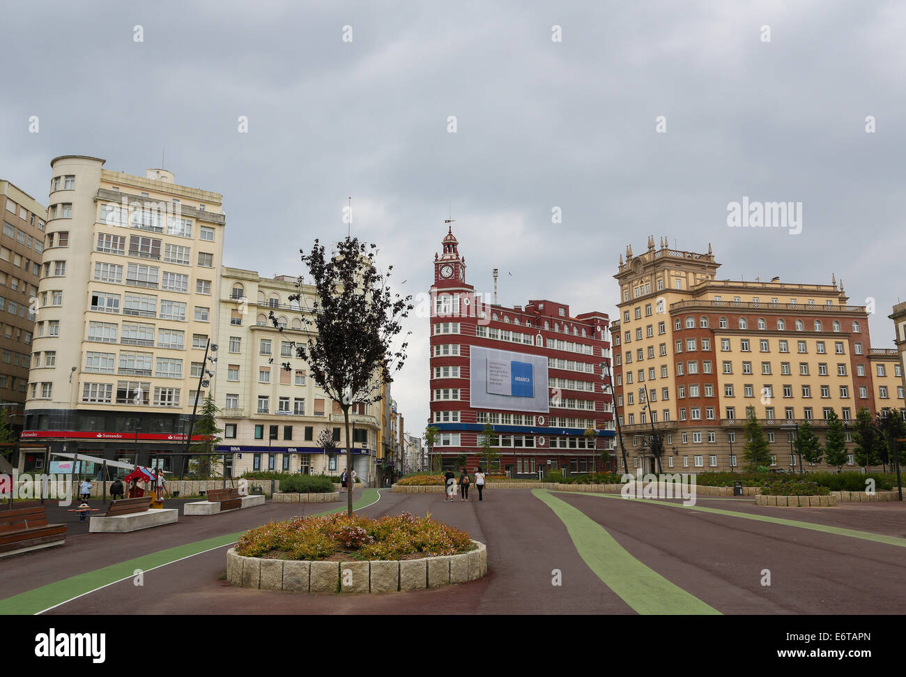 FERROL, Spagna - Luglio 25, 2014: la piazza centrale Plaza de Espana a Ferrol, Galizia, Spagna, con edifici famosi come il C Foto Stock