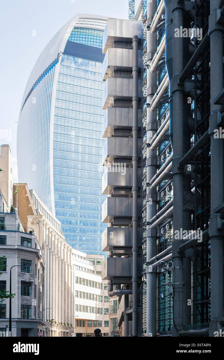 Lime Street nel centro finanziario con 20 Fenchurch (distanza, arco: Rafael Vinoly) e Lloyd's Bldg (primo piano, arco: Richard Rogers), Londra, Regno Unito Foto Stock