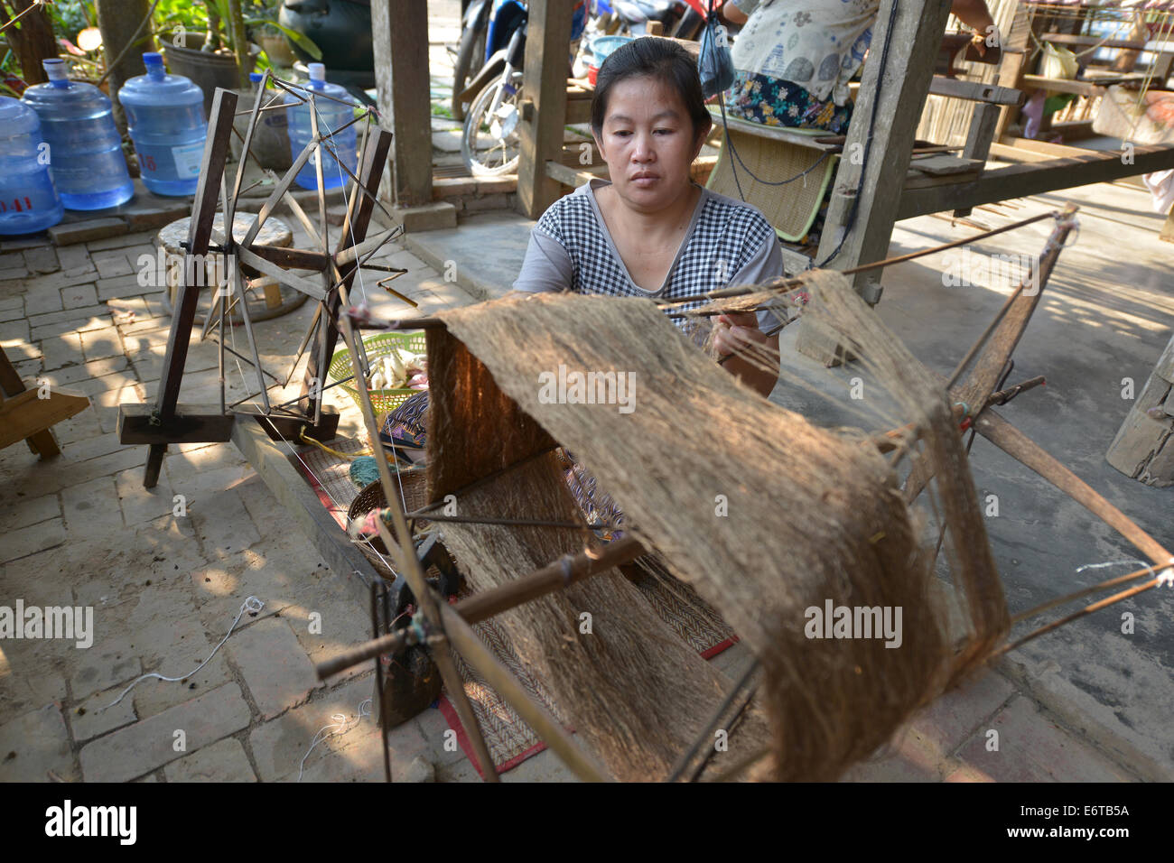 Luang Prabang, Laos - Marzo 1, 2014: donna lavoratrice in seta fabbrica di produzione a Luang Prabang, Laos. Foto Stock