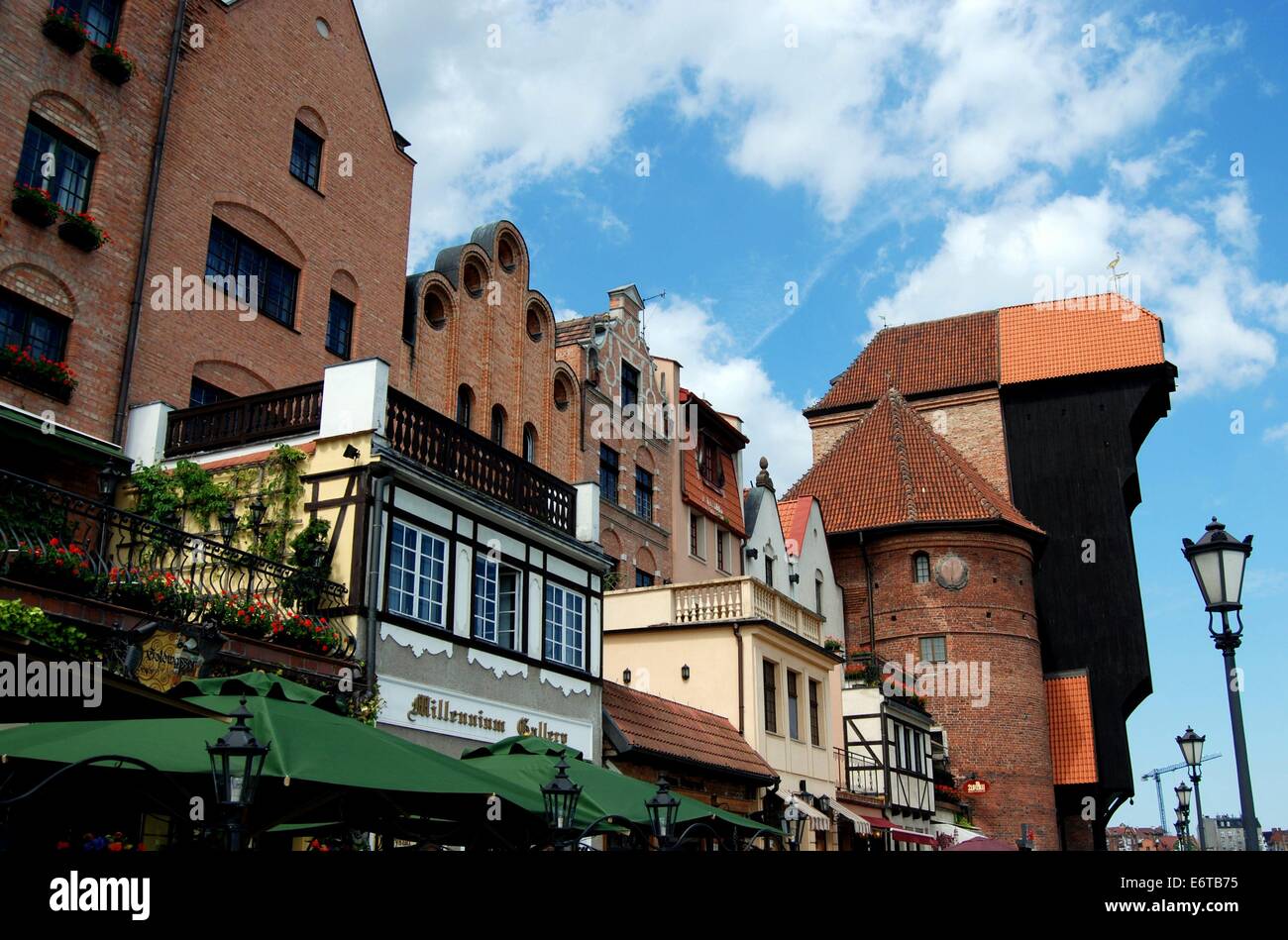 GDANSK, Polonia: una fila di case barocche sul Dlugi Pobrzeze quay e la medievale del XIV secolo gru di Danzica Foto Stock