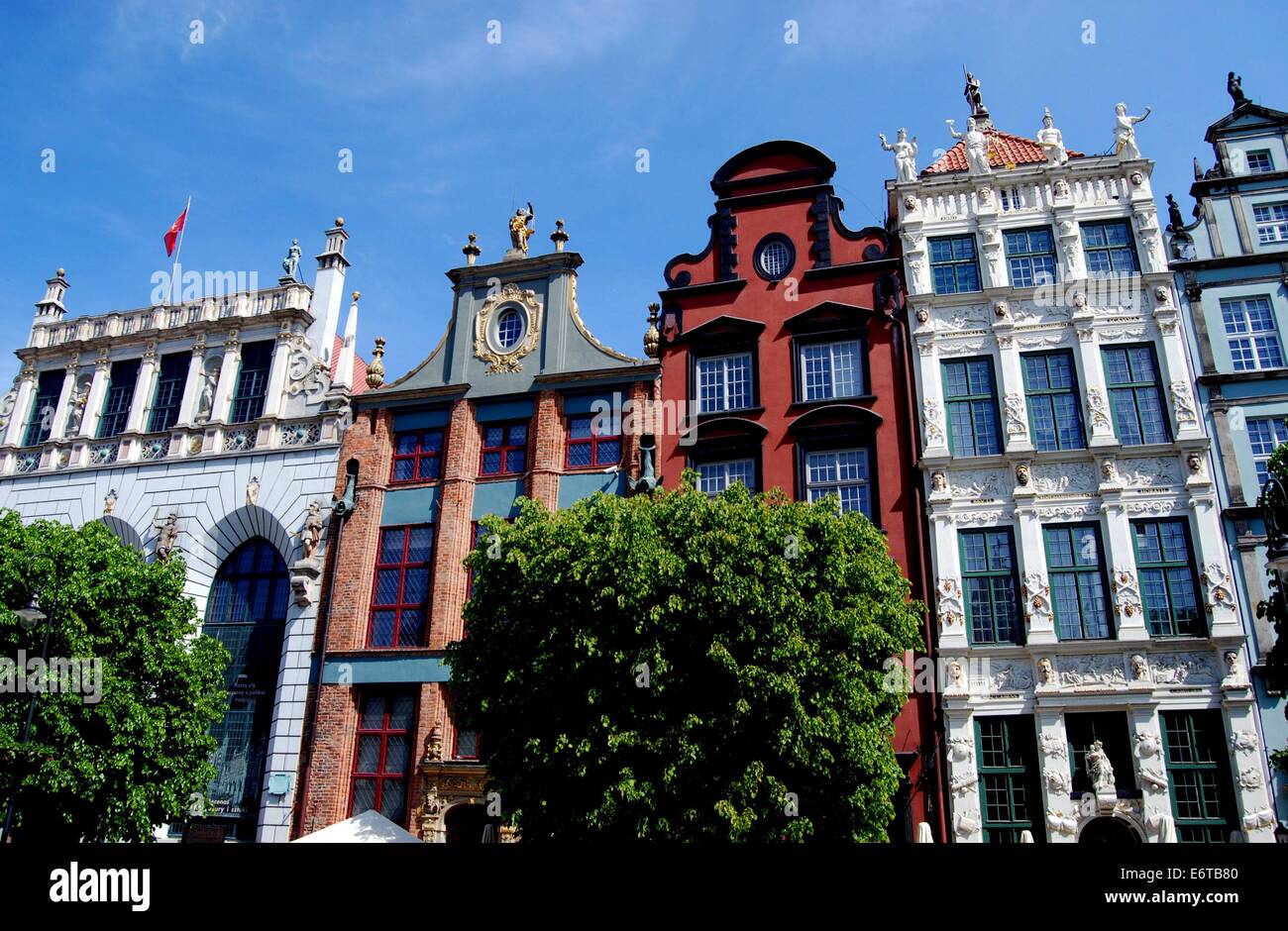 GDANSK, Polonia: bella riga del xviii secolo case barocche con l'Artus Court Meeting House a sinistra su Dlugi Targ Street Foto Stock