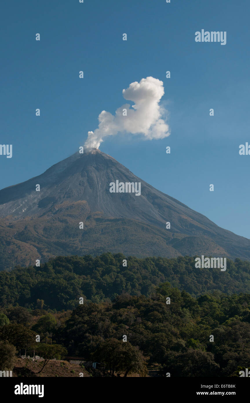 Eruzione pennacchio da Volcan El Feugo/ de Colima un vulcano in Messico Foto Stock