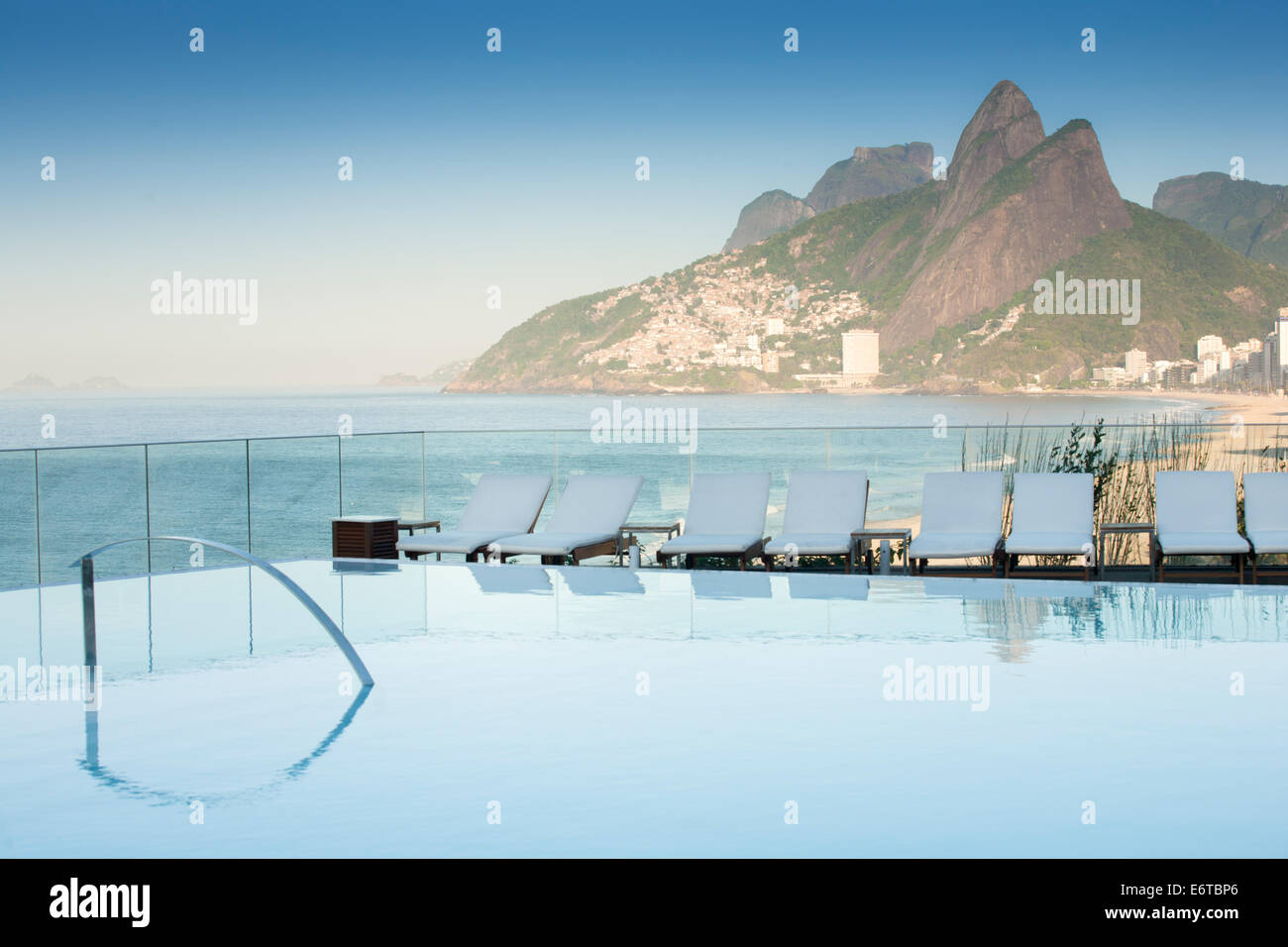 Fasano hotel piscina e Ipanema spiaggia, Rio, Brasile. Dois Irmaos montagna e Ipanema spiaggia in lontananza. Nessuna gente. Foto Stock