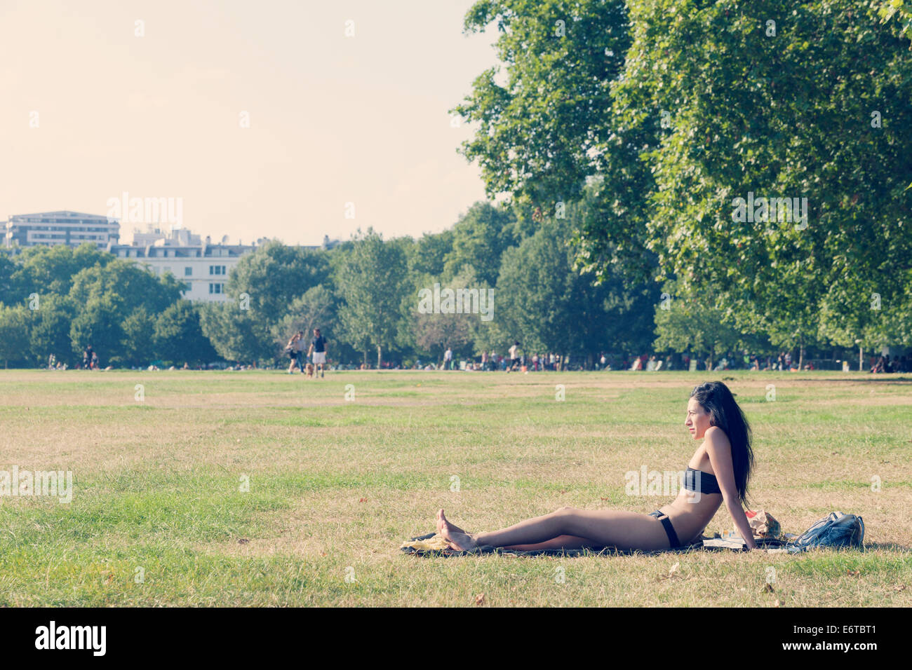 Una giovane donna a prendere il sole in Hyde Park Foto Stock