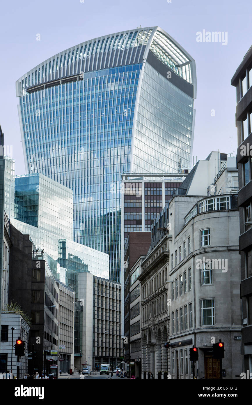 Edifici nella City of London centro finanziario con 20 Fenchurch Street - l'edificio walkie talkie di Rafael Vinoly, Londra, Regno Unito Foto Stock