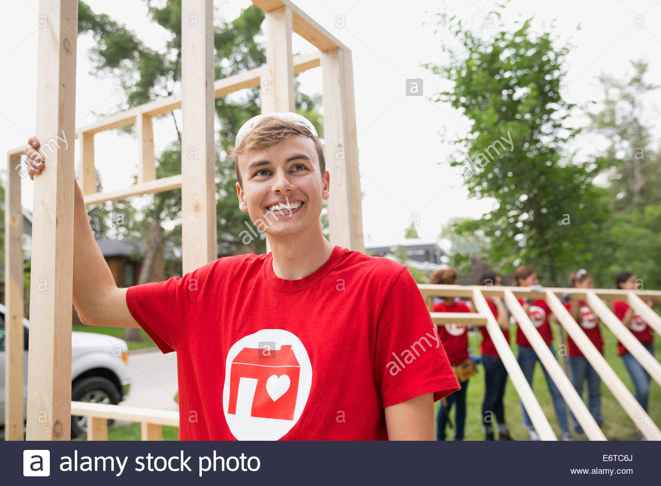 Sorridente volontario a telaio di costruzione Foto Stock