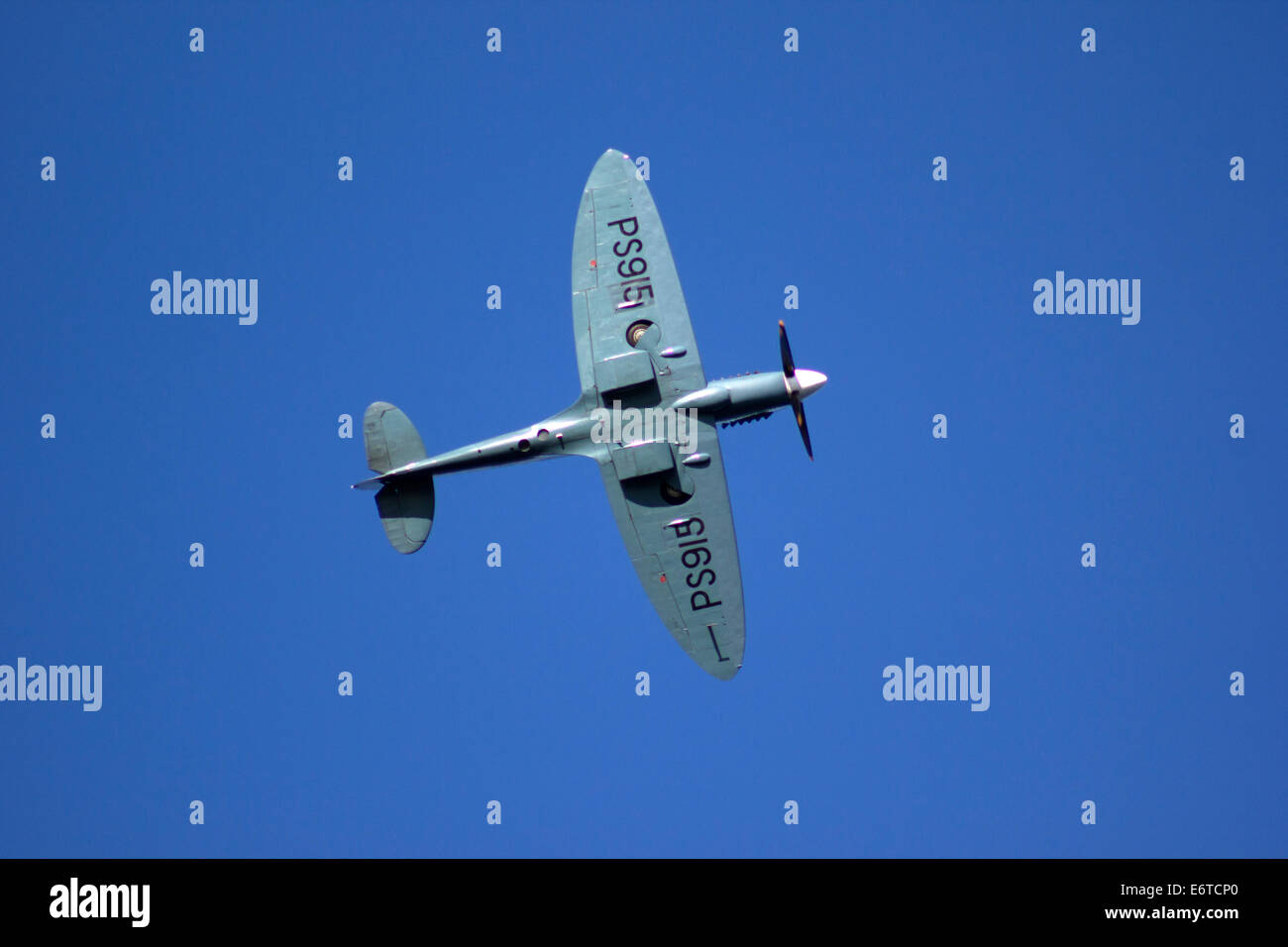 Il Supermarine Spitfire visualizzati al di sotto di Foto Stock Il Supermarine Spitfire visualizzati al di sotto di Foto Stock