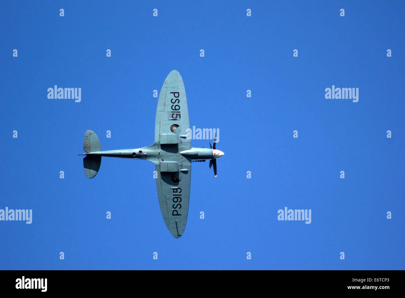Il Supermarine Spitfire visualizzati al di sotto di Foto Stock Il Supermarine Spitfire visualizzati al di sotto di Foto Stock