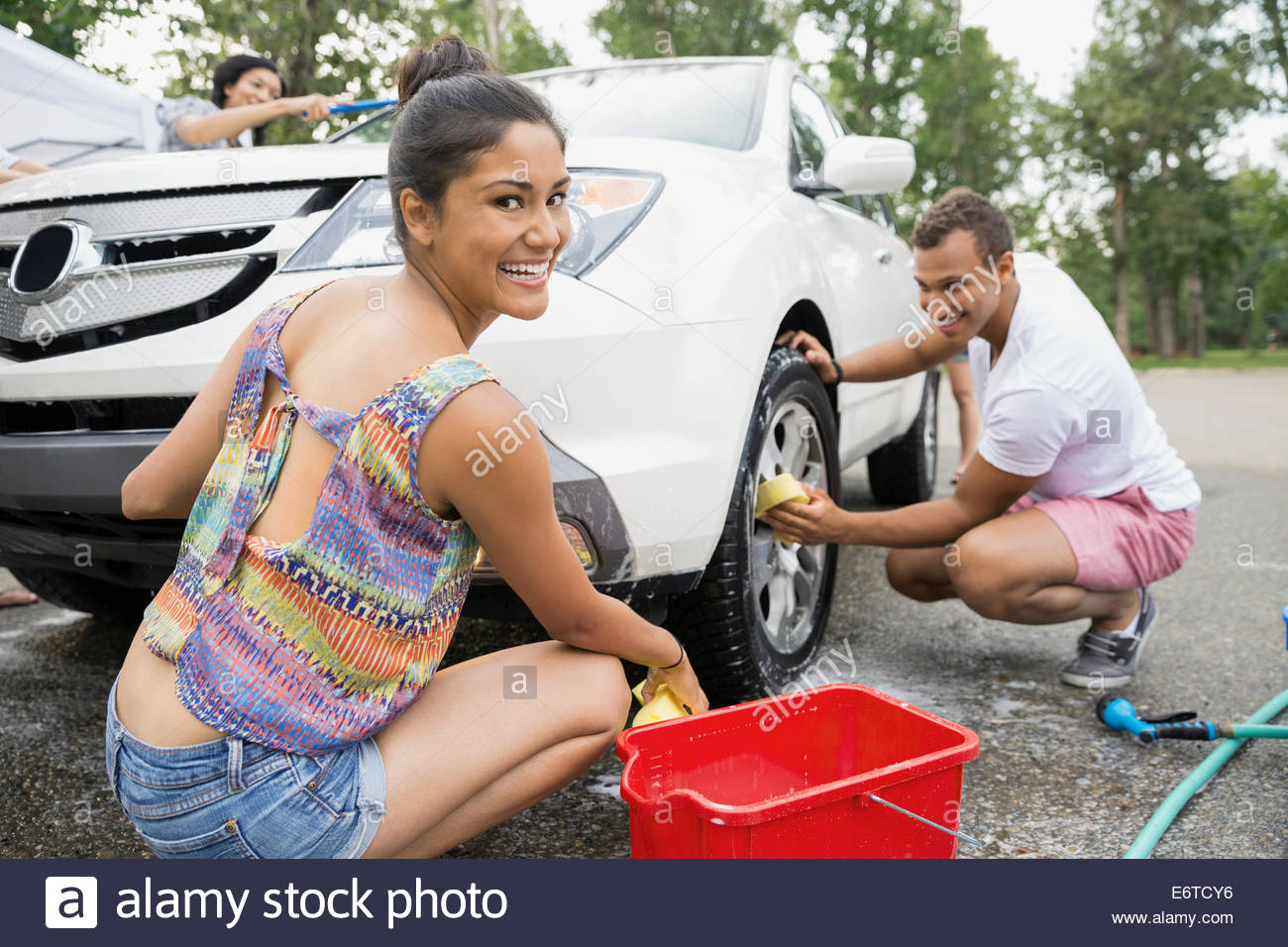 Gli amici il lavaggio auto Foto Stock