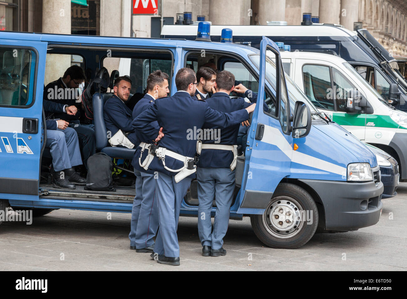 Gruppo di Polizia poliziotti italiano intorno a un furgone della polizia in Piazza Duomo, Milano, Italia Foto Stock