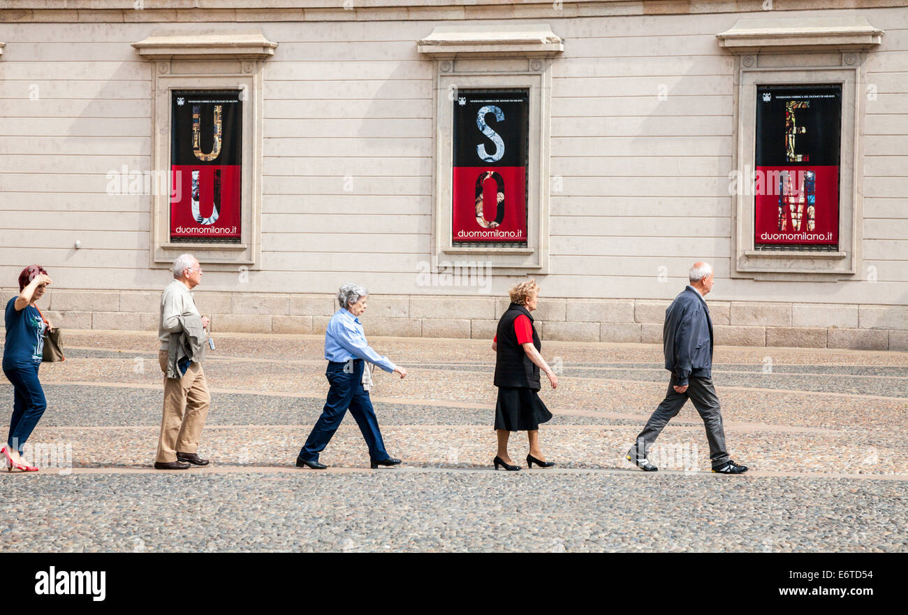 Una linea di persone al di fuori del Palazzo Reale accanto al duomo di Milano, Italia Foto Stock