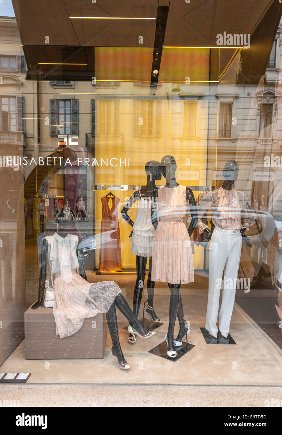 Alta classe Elisabetta Franchi negozio a Milano il Quadrilatero d'Oro  rettangolo dello shopping - Via Monte Napoleone, Milano, Italia Foto stock  - Alamy