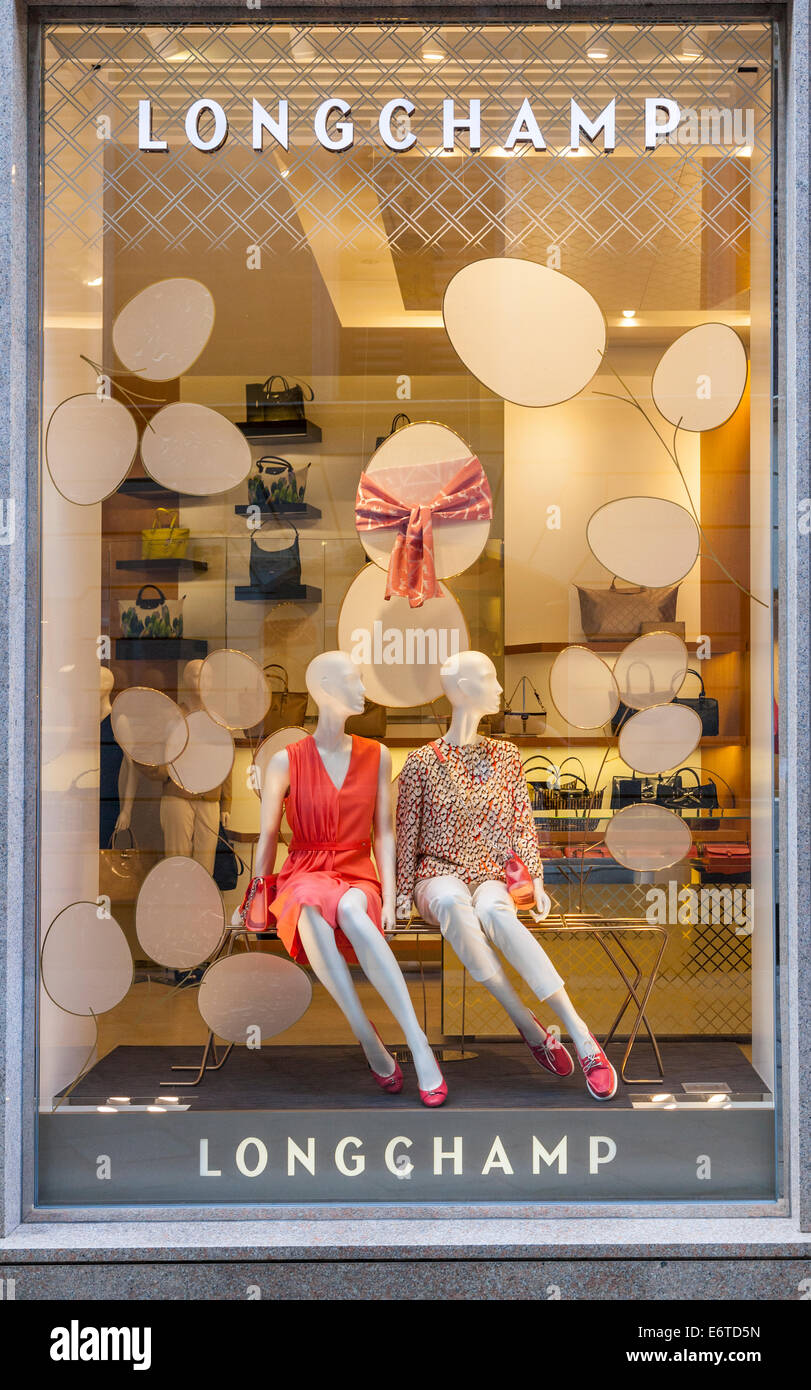 Alta classe Longchamp negozio a Milano il Quadrilatero d'Oro rettangolo dello shopping - Via Monte Napoleone, Milano, Italia Foto Stock
