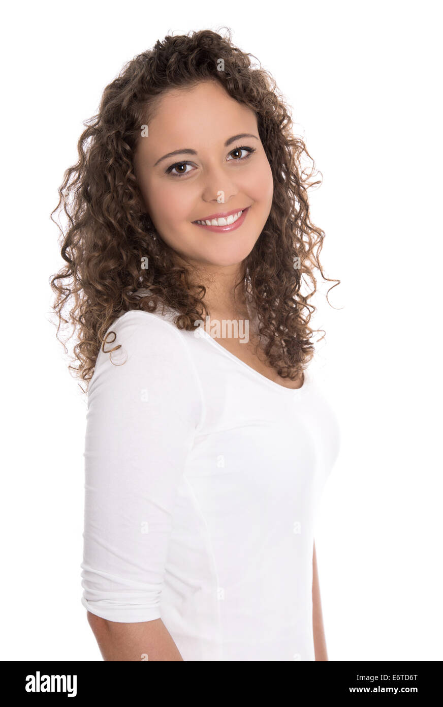 Ritratto isolato: sorridente bruna giovane donna o ragazza in camicia bianca con i ricci. Foto Stock