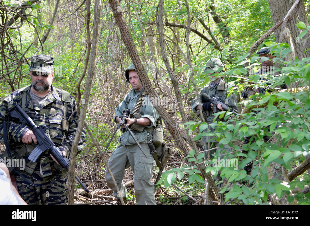 Rievocazione storica di soldati americani nel bosco durante la Guerra del Vietnam Foto Stock