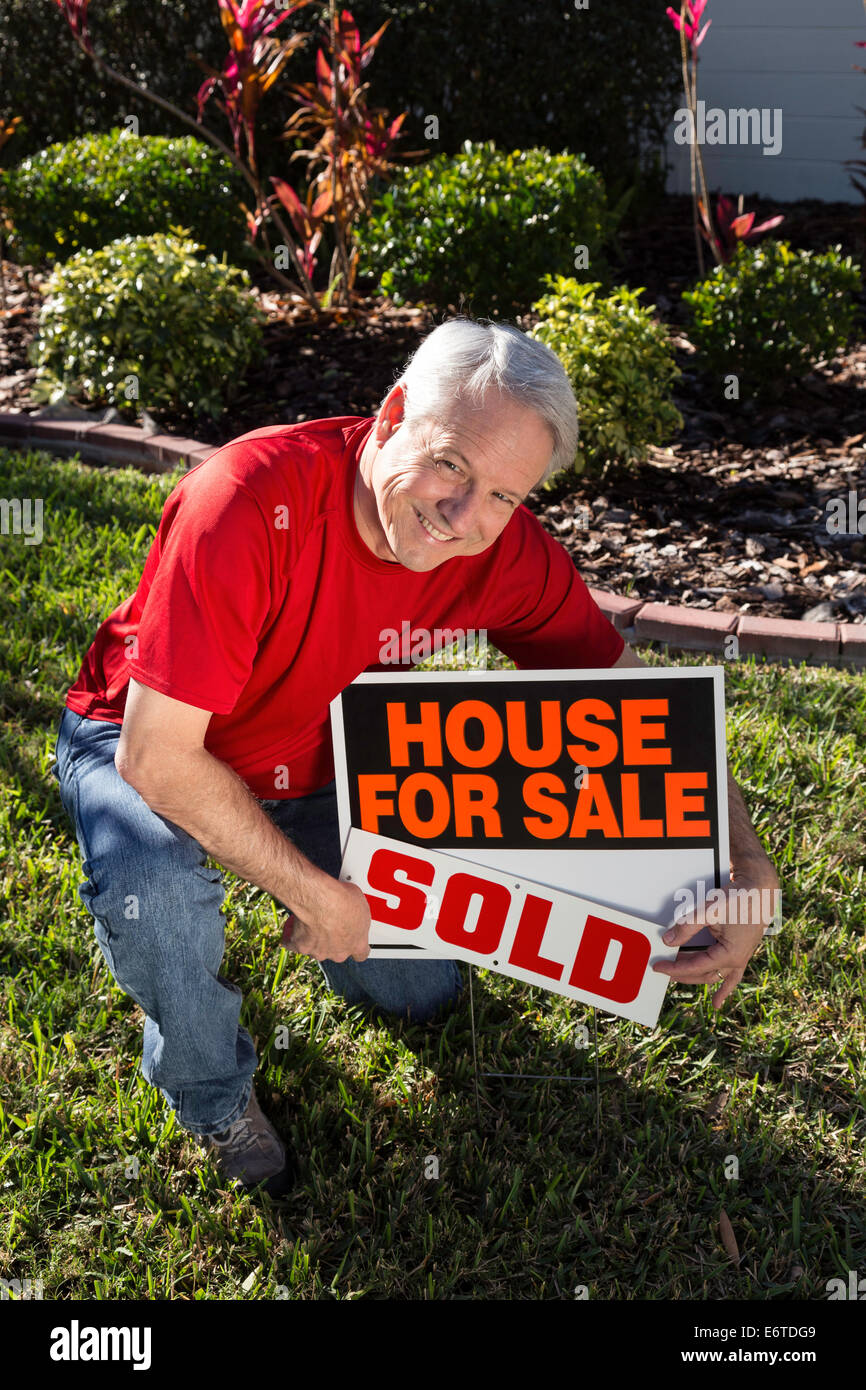 Coppia Home proprietario vende la sua casa suburbana . Stati Uniti d'America Foto Stock