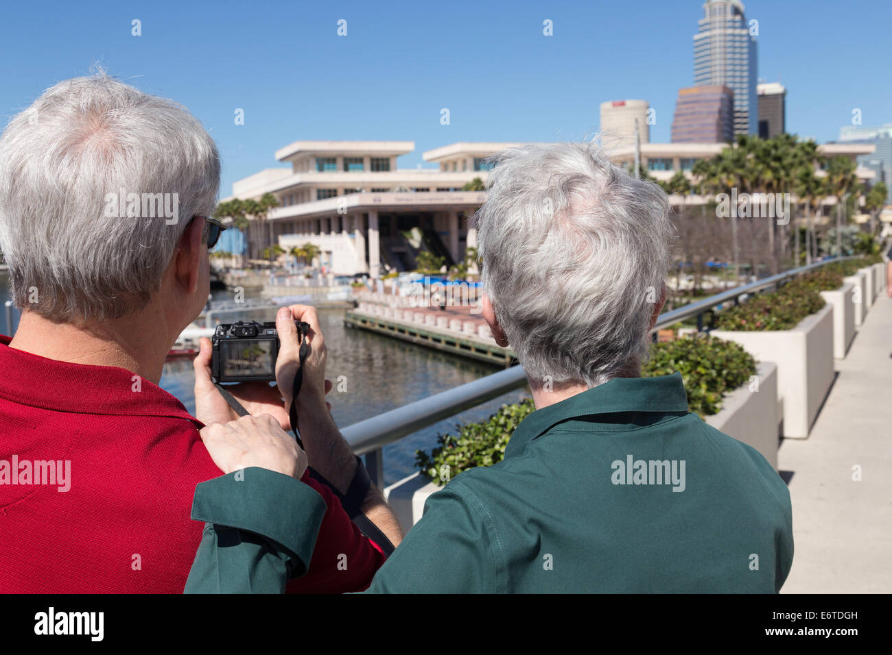 Coppia turista giovane fotografa Skyline, Tampa Florida Foto Stock