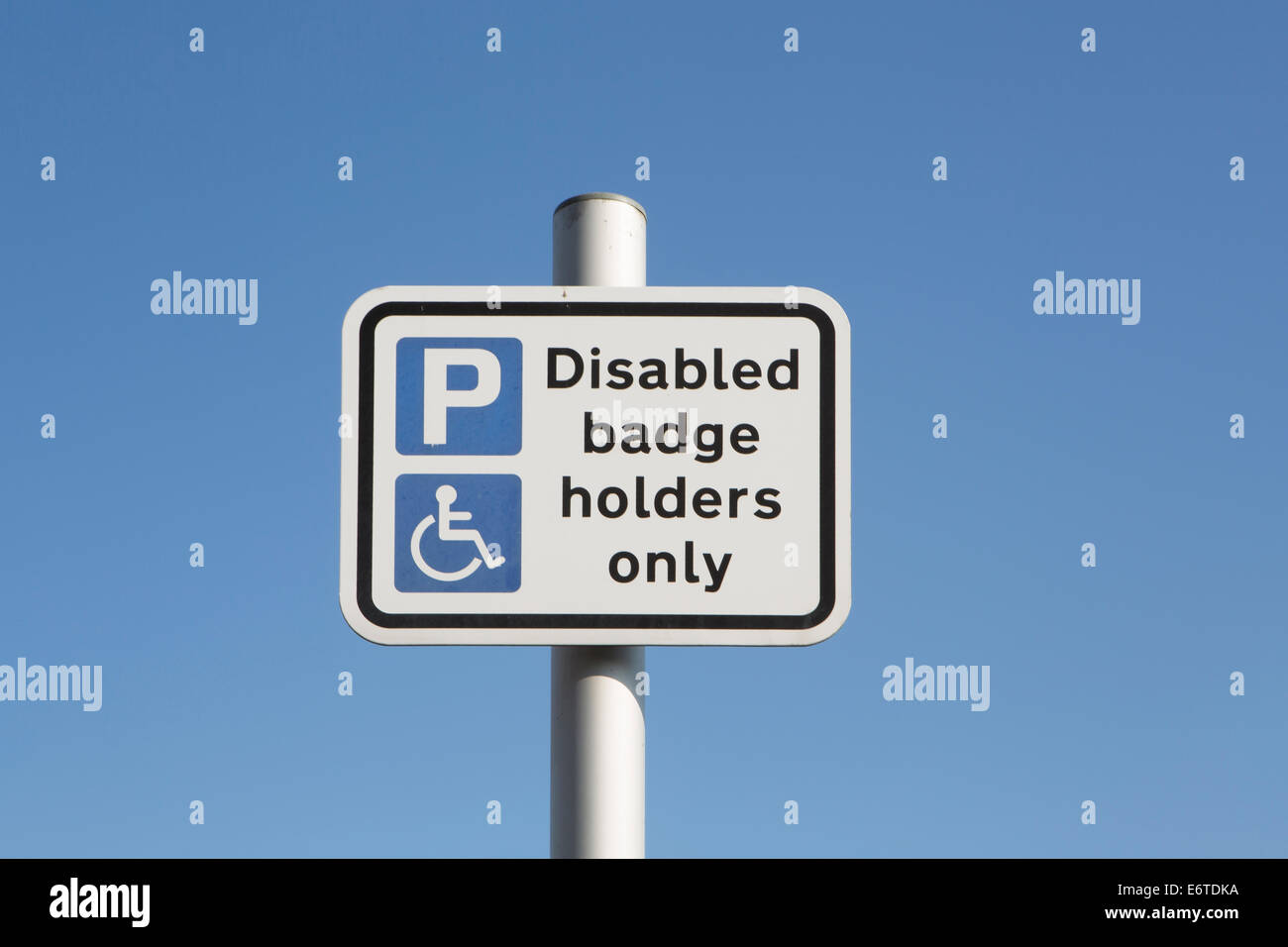 Un britannico simbolo di parcheggio per le persone con disabilità Foto Stock