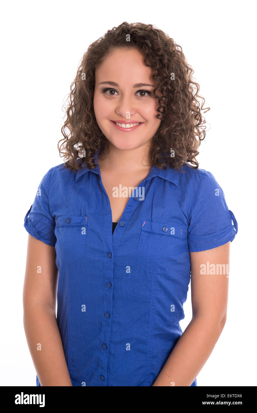 Bella e sorridente ragazza isolato in blu camicetta e ricci naturali. Foto Stock