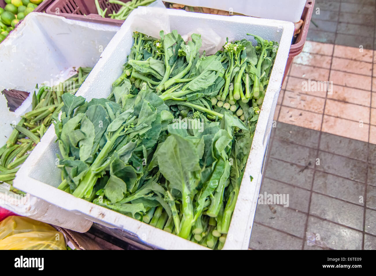 Kailan al mercato umido Foto Stock