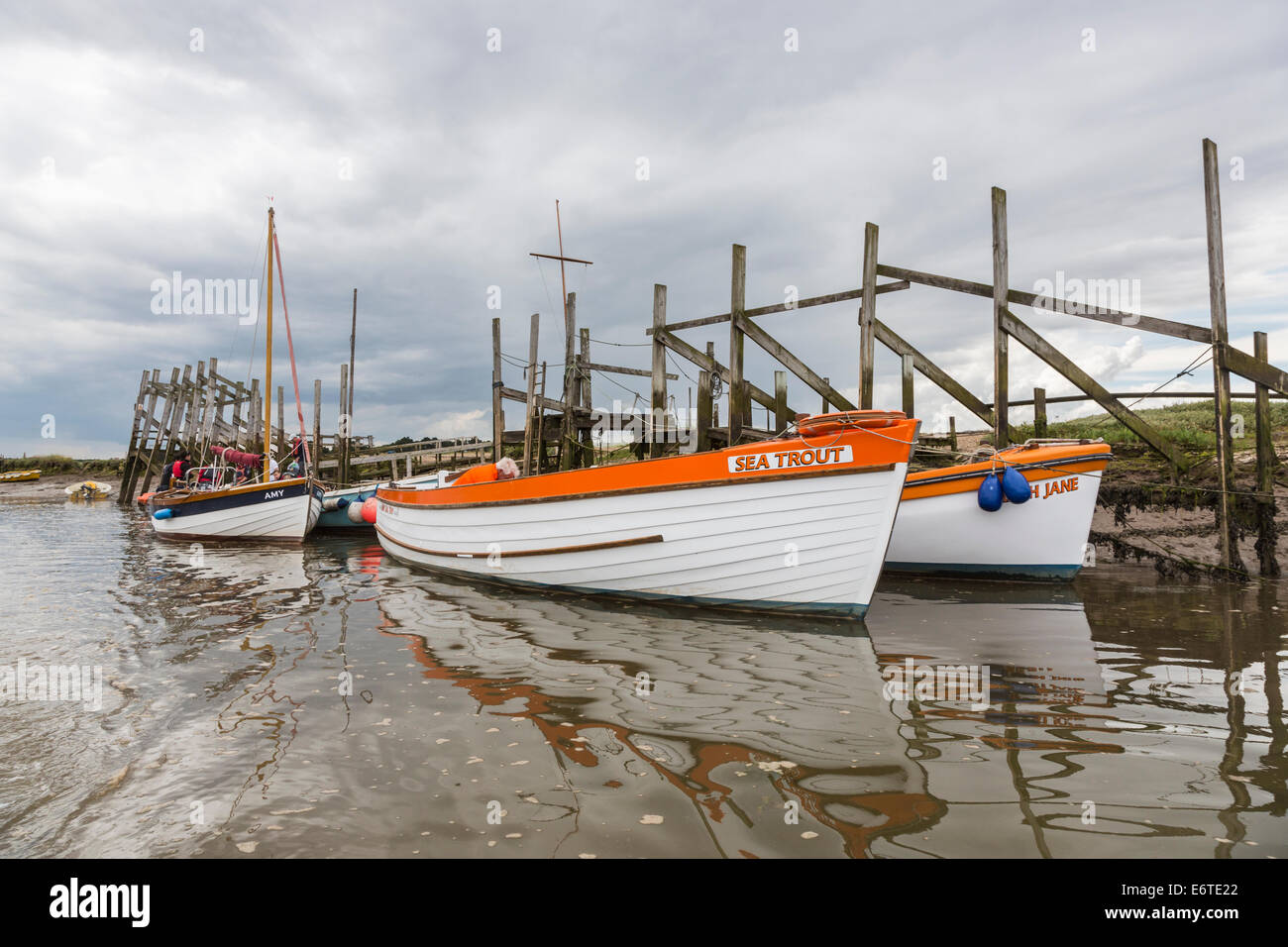 Barche ormeggiate a Morston per viaggi per vedere le foche al punto Blakeney, Norfolk, Regno Unito Foto Stock
