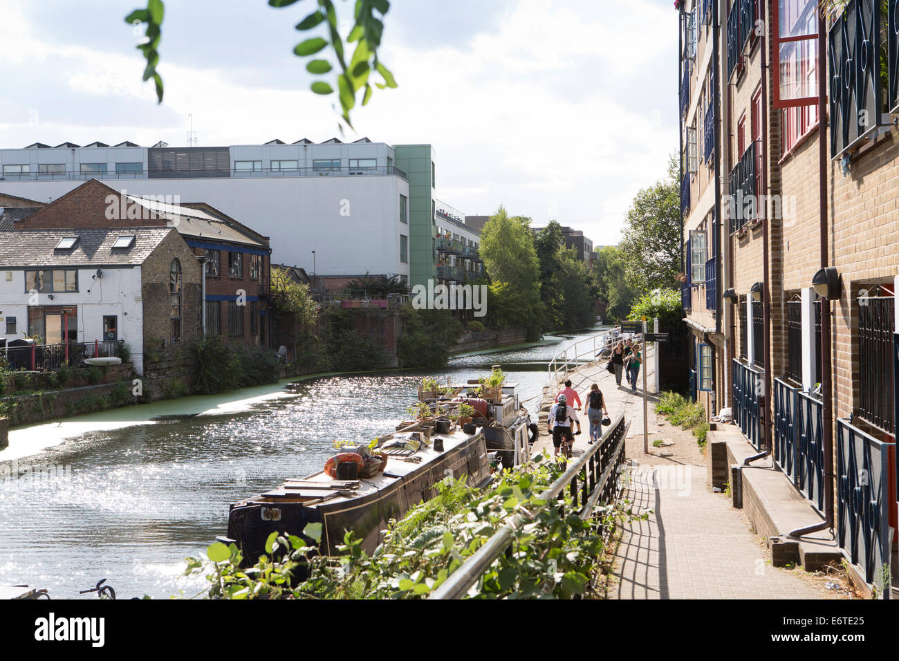 Percorso di traino sul Regent's Canal a Islington, Londra Costruita all'inizio della rivoluzione industriale Foto Stock
