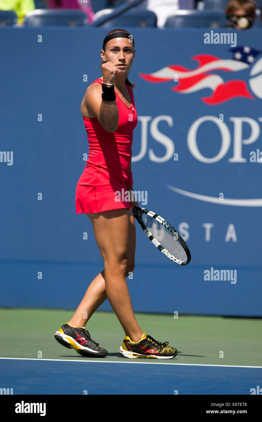 Flushing Meadows, NY, STATI UNITI D'AMERICA. Il 30 agosto, 2014. Aleksandra Krunic (SRB) in azione contro Petra KVITOVA (CZE) durante il round 3 azione a US Open Tennis Championships. © Paul J. Sutton/NCP Foto Stock