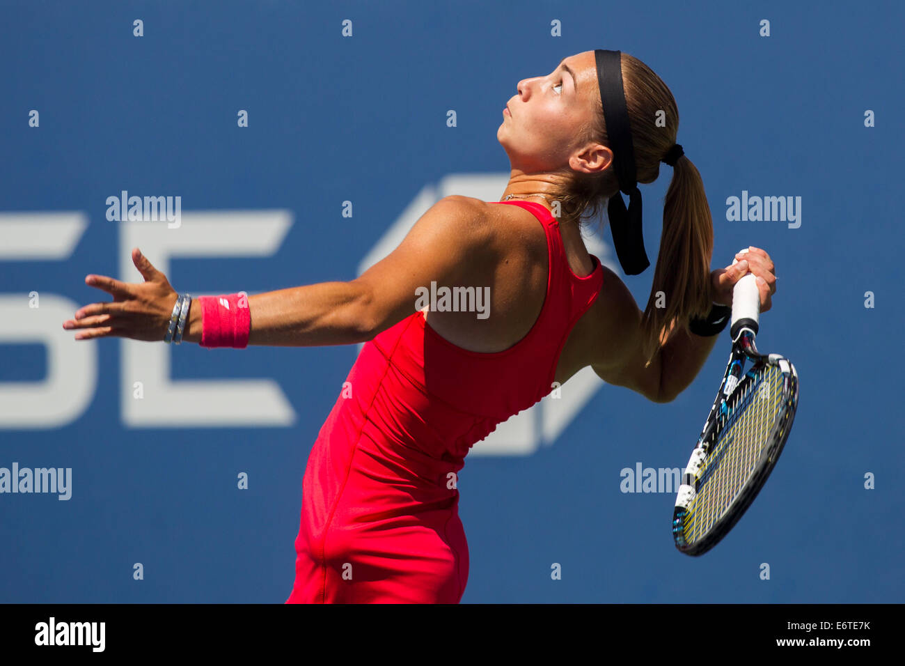 Flushing Meadows, NY, STATI UNITI D'AMERICA. Il 30 agosto, 2014. Aleksandra Krunic (SRB) in azione contro Petra KVITOVA (CZE) durante il round 3 azione a US Open Tennis Championships. © Paul J. Sutton/NCP Foto Stock