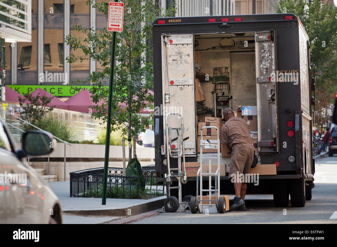 Consegna UPS uomo pacchetti di scarico dal carrello - Washington DC, Stati Uniti d'America Foto Stock