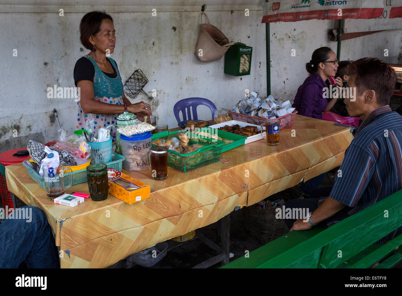 Yogyakarta, Java, Indonesia. Strada lato-Fast Food. Foto Stock