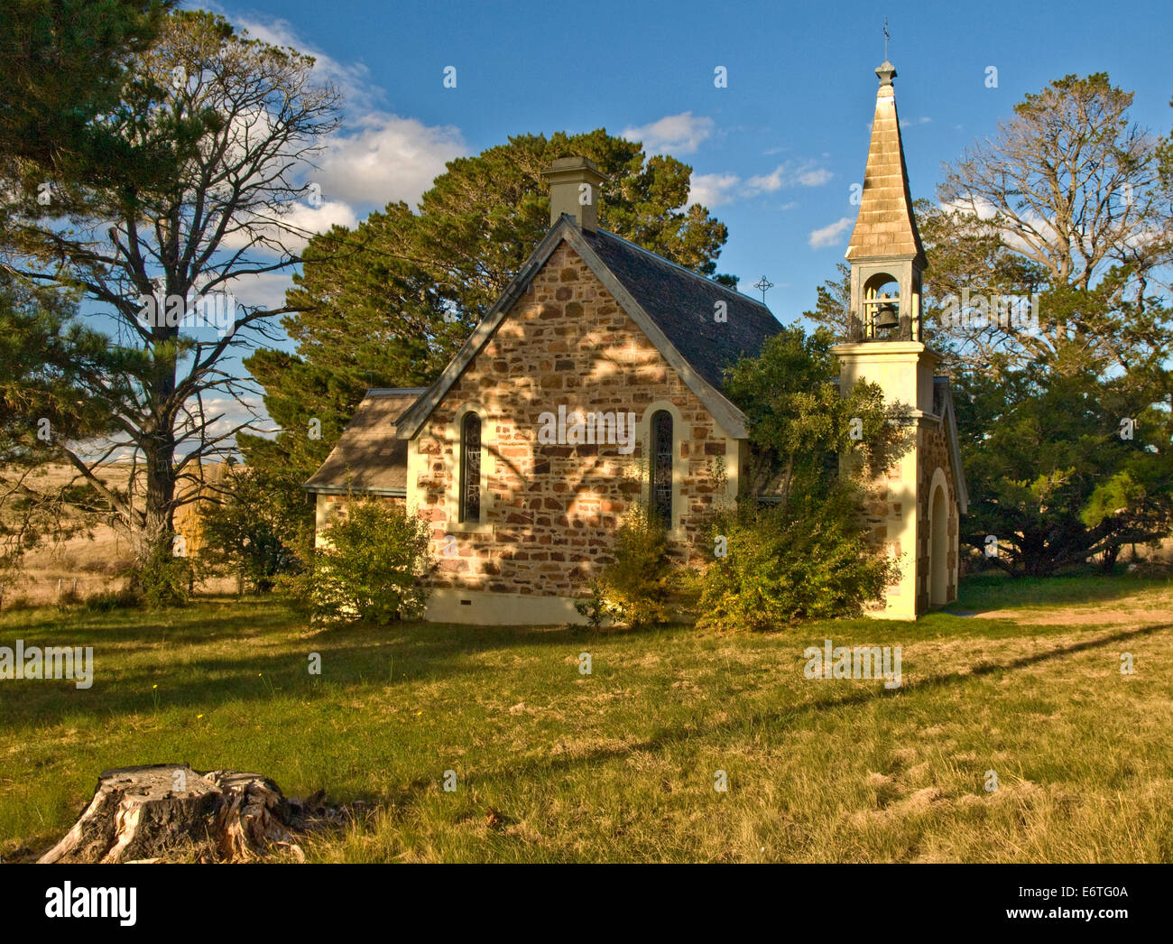 Australia: Beloko Chiesa, montagne innevate, NSW Foto Stock