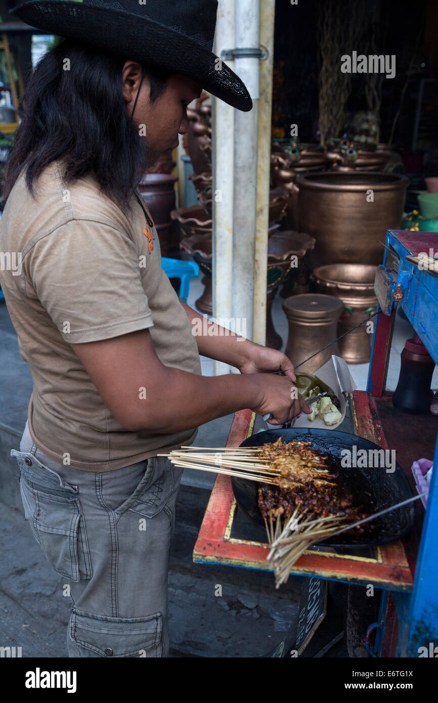Yogyakarta, Java, Indonesia. Cucina di strada venditore la preparazione di spiedini di pollo o pollo Satay. Foto Stock