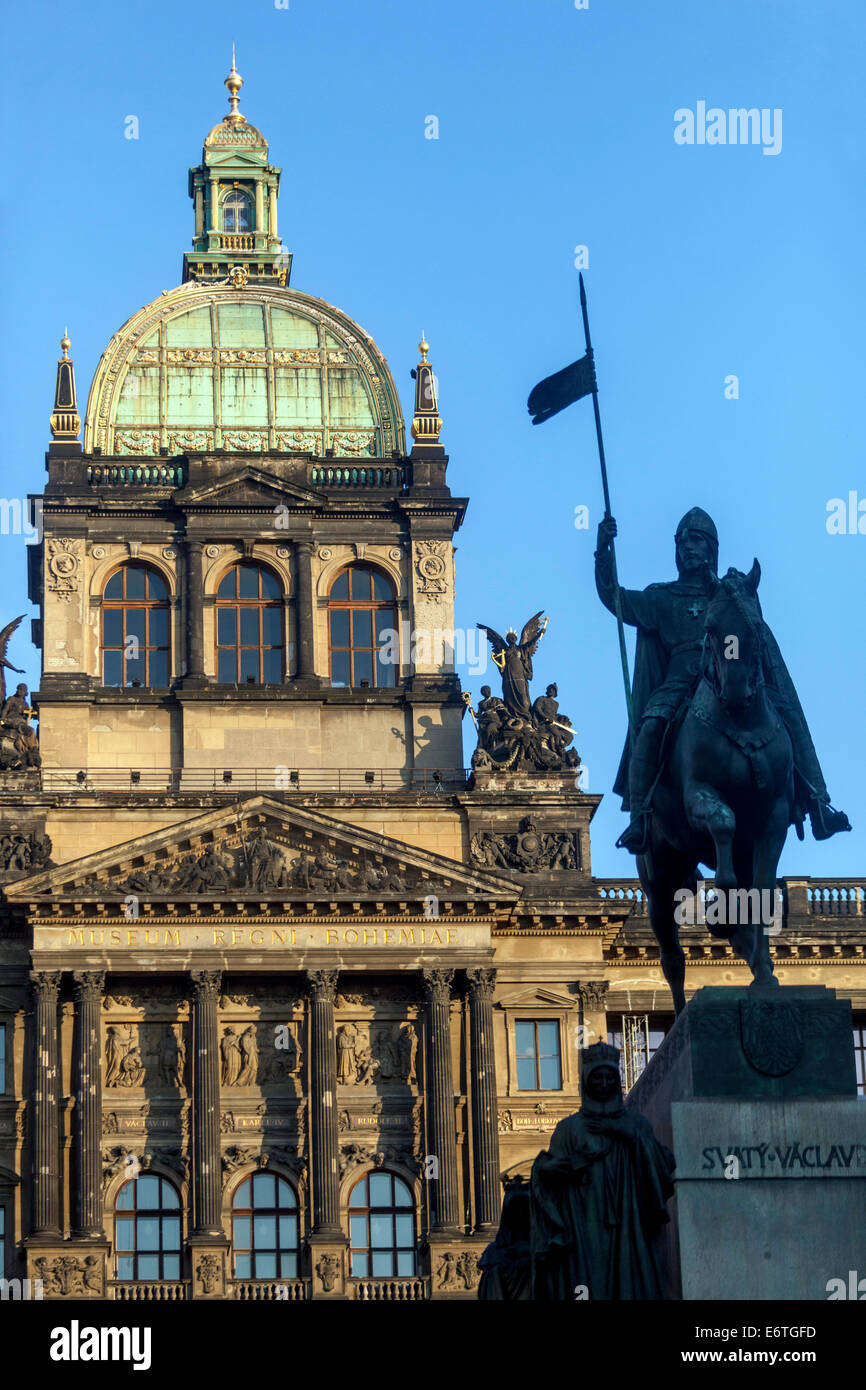 Statua Di San Venceslao Dietro Il Museo Nazionale Di Praga Repubblica Ceca Foto Stock Alamy