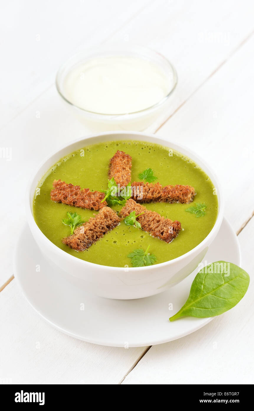 Zuppa di spinaci con croste secche nella ciotola bianco Foto Stock